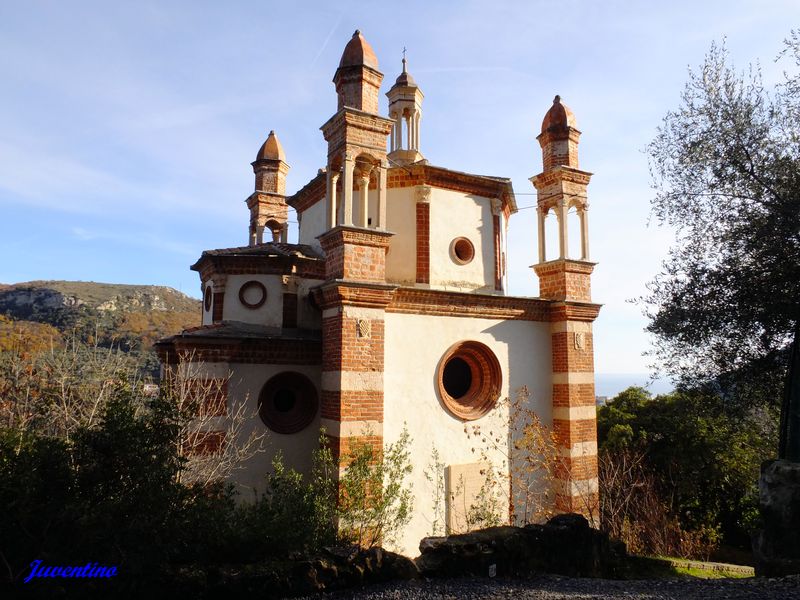 Chiesa dei Cinque Campanili à Finale Ligure