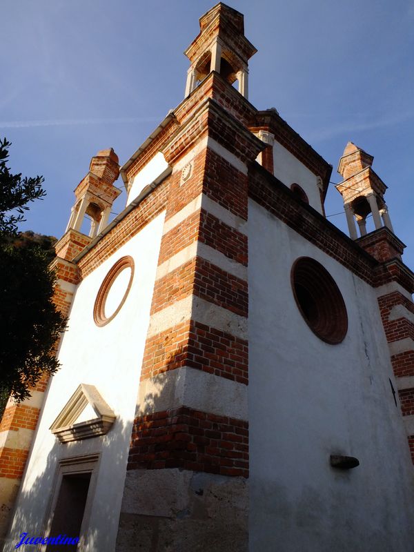 Chiesa dei Cinque Campanili à Finale Ligure